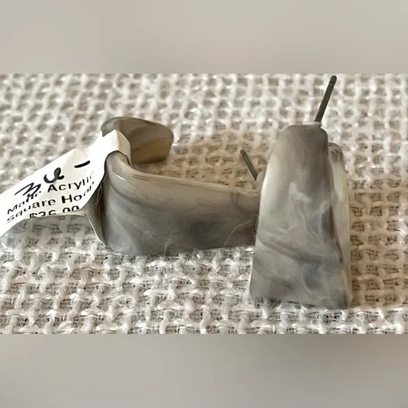 Matte acrylic square hoop earrings - Picture 1 of 3